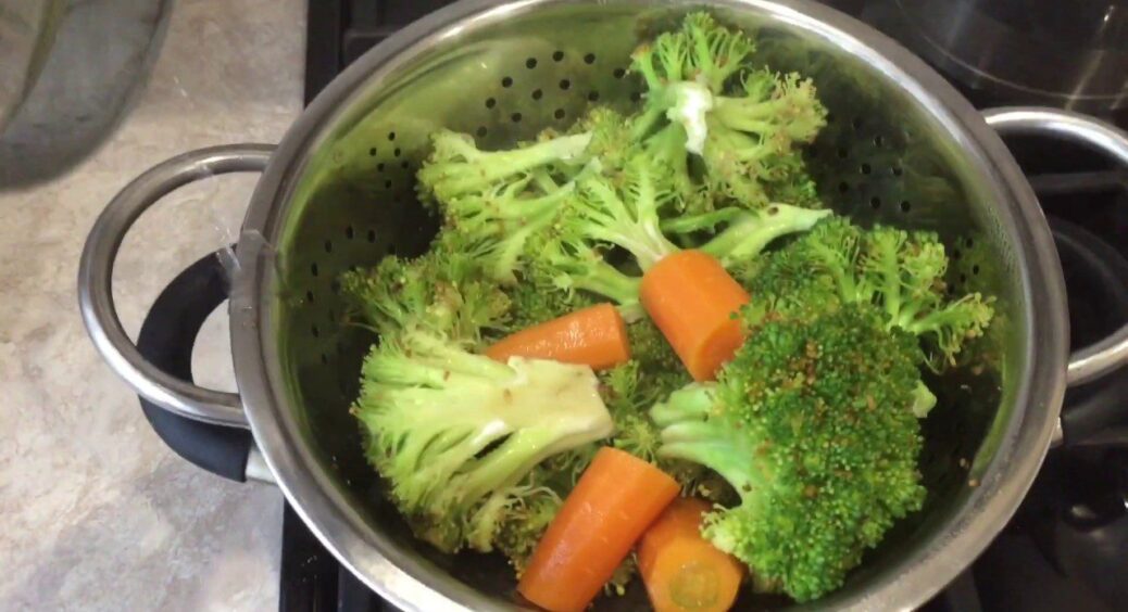 Пароварка – минуле століття: тепер готую овочі на пару за допомогою бамбукового килимка: чудо-лайфхак 