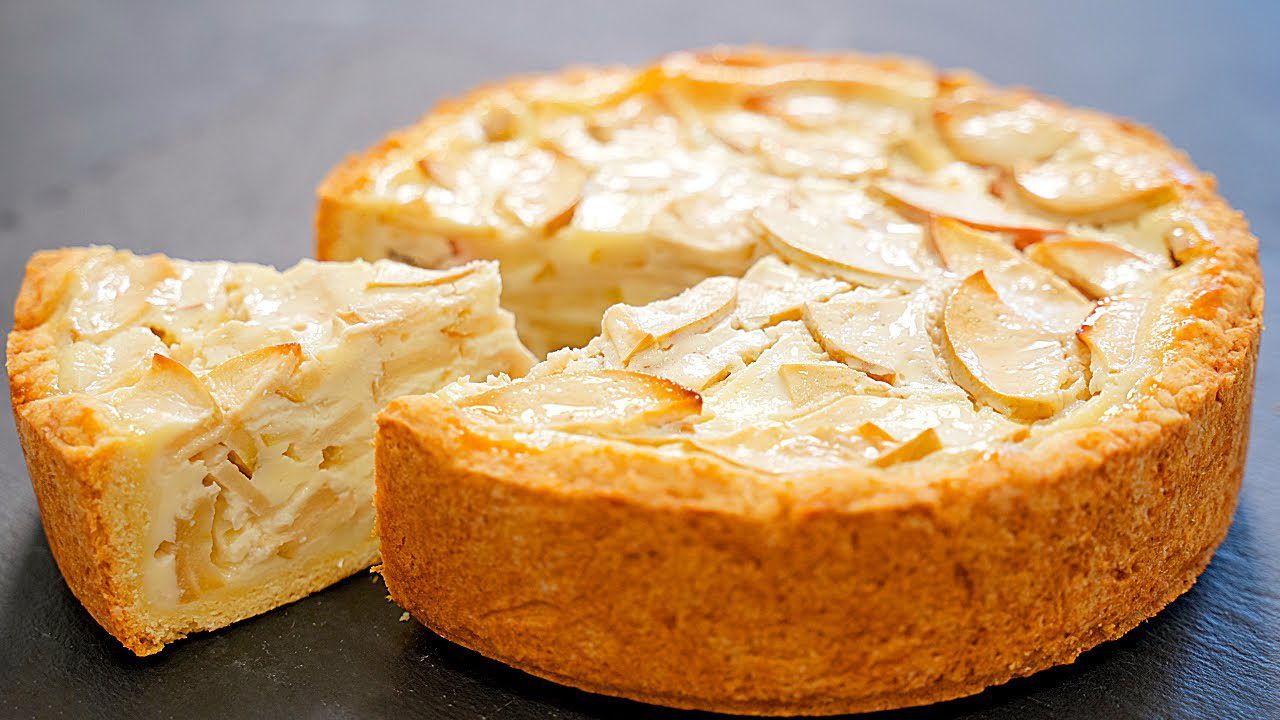 Кулінари розповіли, як приготувати ідеальний яблучний пиріг із заварною заливкою