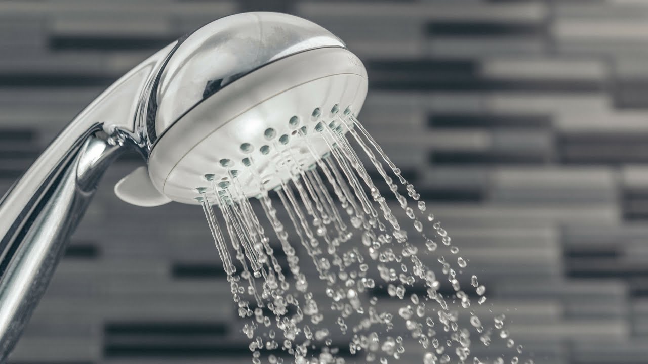 Господині розповіли, як можна легко й дуже швидко почистити лійку в душі