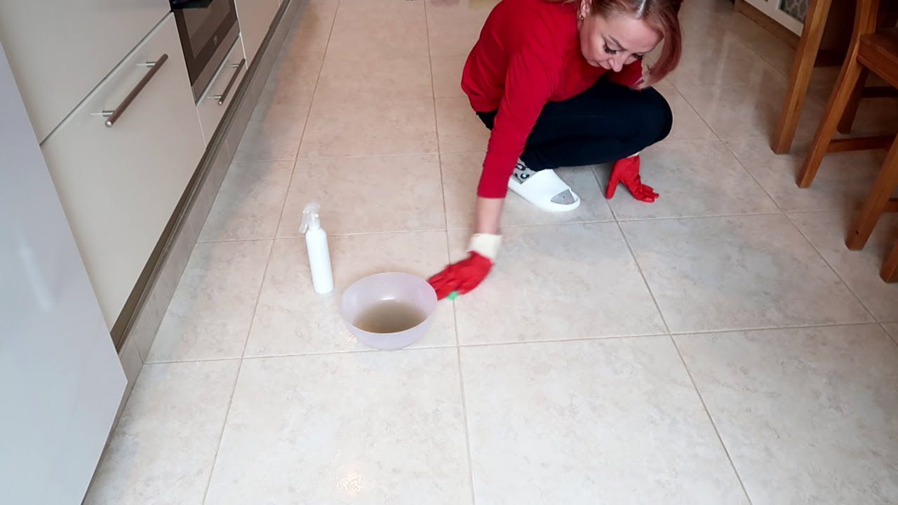Господині розповіли, як власноруч зробити бюджетний засіб для миття підлоги