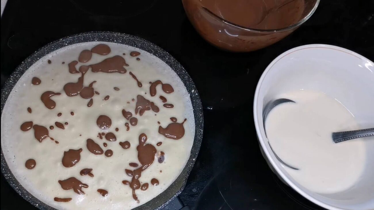 Кулінари розповіли, як приготувати ефектні леопардові млинці до Масляної