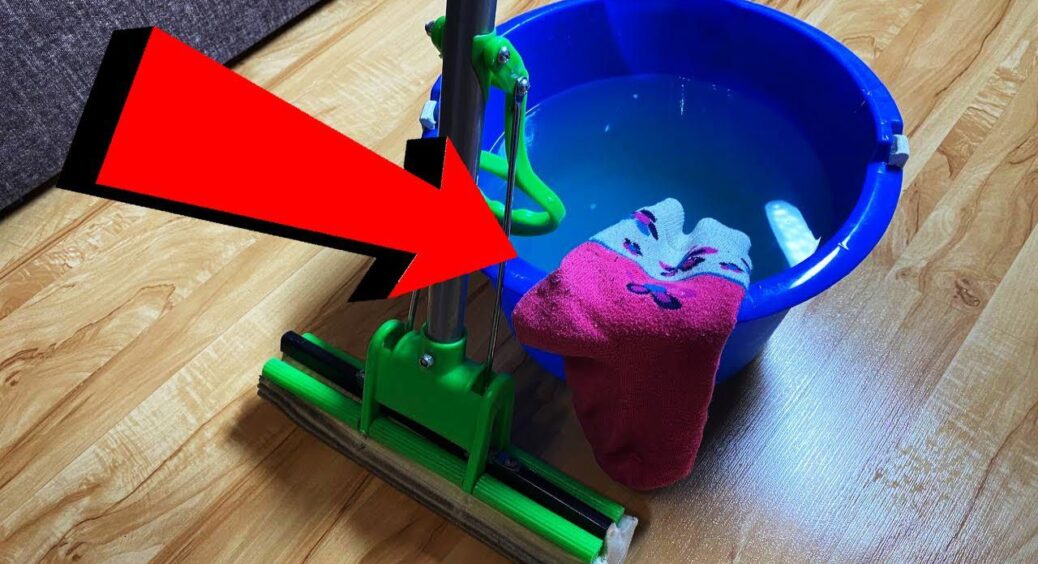 Беру старі шкарпетки – і підлога сяє чистотою: ламінат та паркет сухі й без жодних розводів. Трюк на 10 з 10 