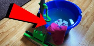 Господині розповіли, як помити підлогу за допомогою старих шкарпеток