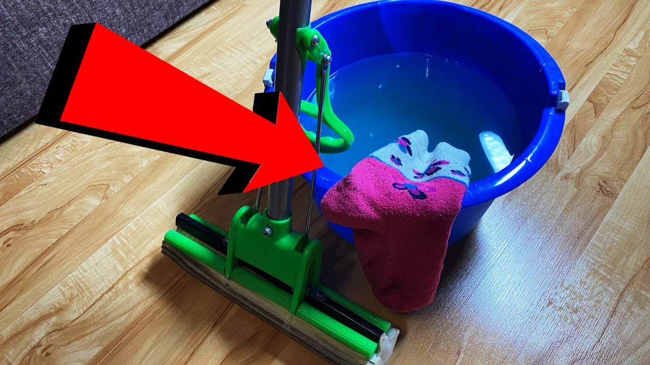 Господині розповіли, як помити підлогу за допомогою старих шкарпеток