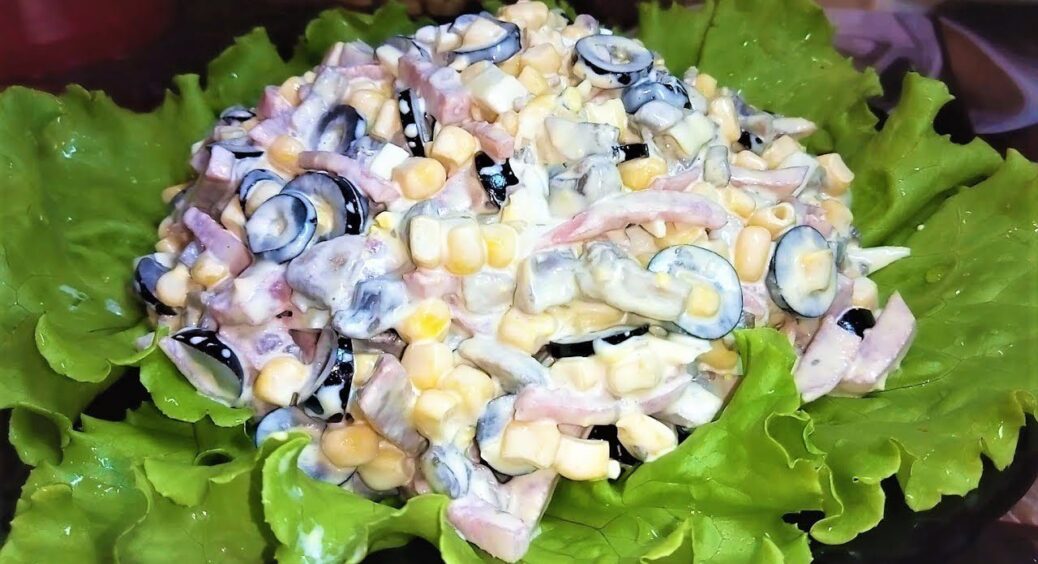 Цей салат називаю “Хочу добавки” – його випрошують гості на кожному застіллі: 5 інгредієнтів + соус 