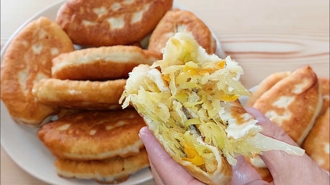 Кулінари поділилися рецептом смачних пиріжків із капустою на сковороді