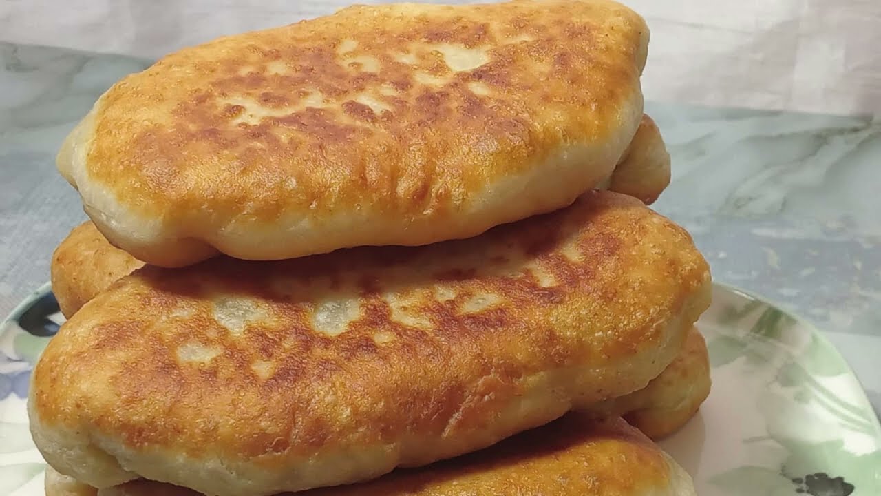 Кулінари поділилися рецептом смачних пиріжків із капустою на сковороді