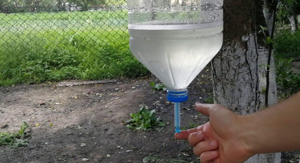 Кум змайстрував “вічний” рукомийник для дачі зі старої 2 л пластикової пляшки: це виявилось під силу і мені 