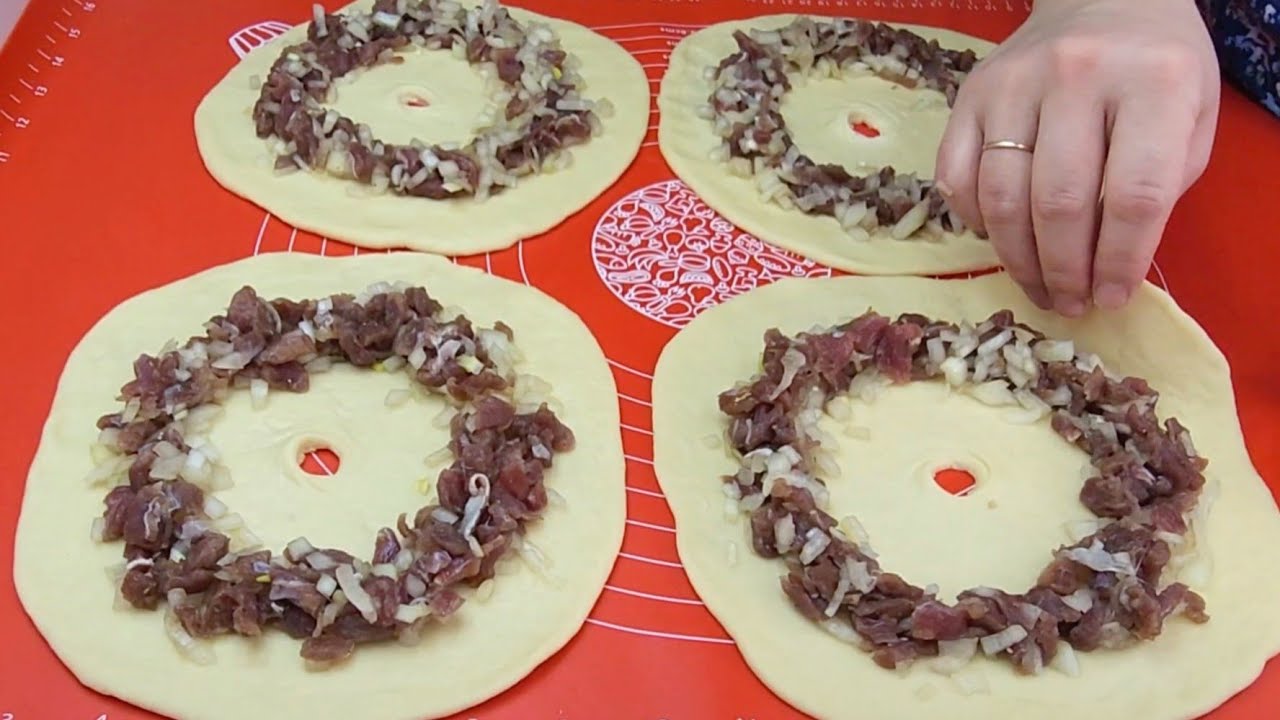 Кулінари поділилися рецептом смачної, ситної та простої випічки з м'ясом