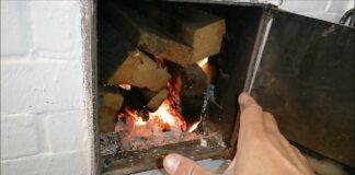 Господині розповіли, як положення дров у печі впливає на тривалість горіння