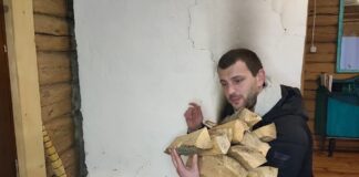 Господарі розповіли, як топити піч відсирілими дровами