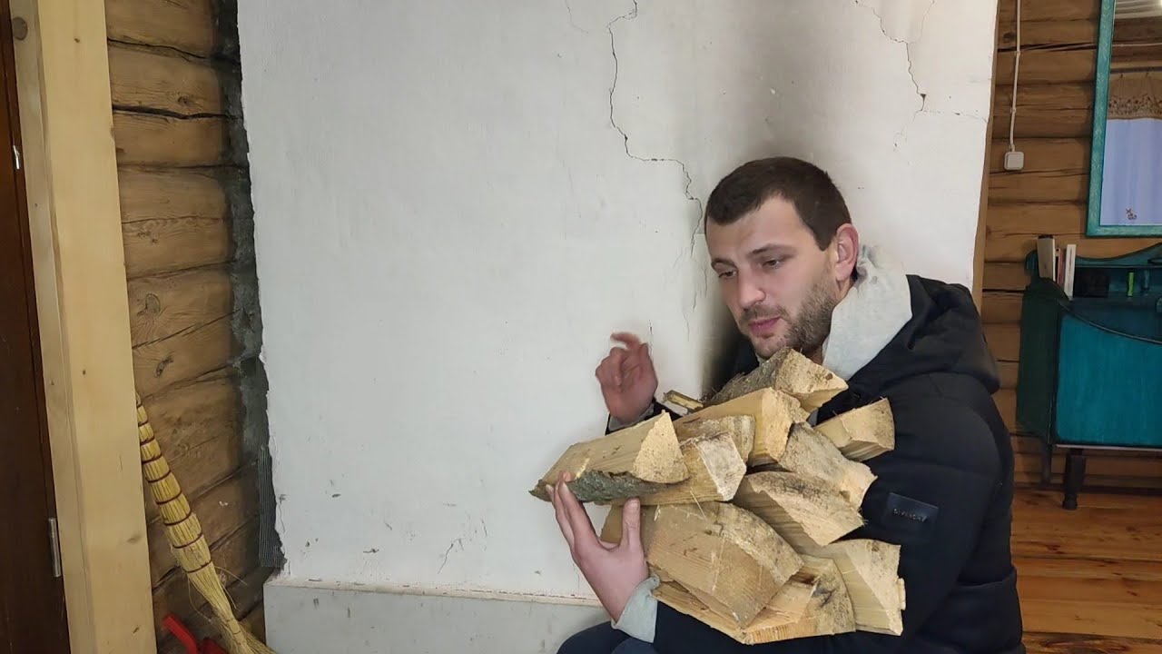 Господарі розповіли, як топити піч відсирілими дровами