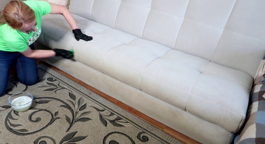 Вже готові приймати гостей на дачі: ось як почистити диван без “керхера” і дорогої хімії – все своїми руками 