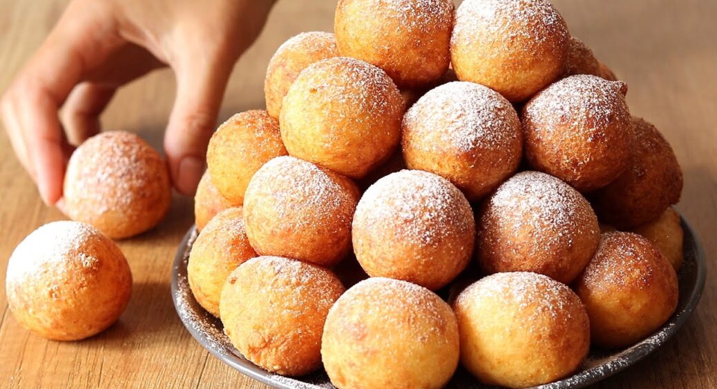 Готую аж цілу гору м’яких пончиків із 500 г кисломолочного сиру та 1 “жменьки” борошна – ідеальні до чаю 