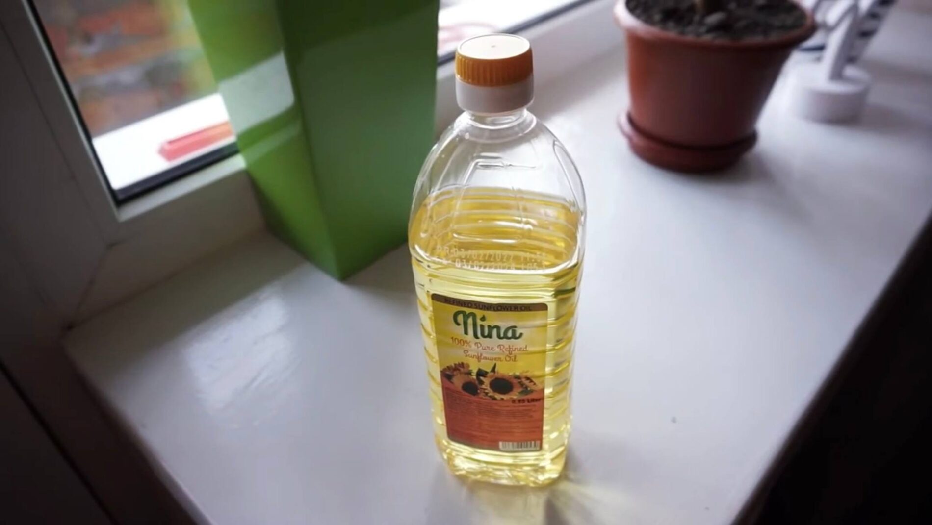 Господині розповіли, для чого потрібні прорізи в шийці пляшки з рослинною олією