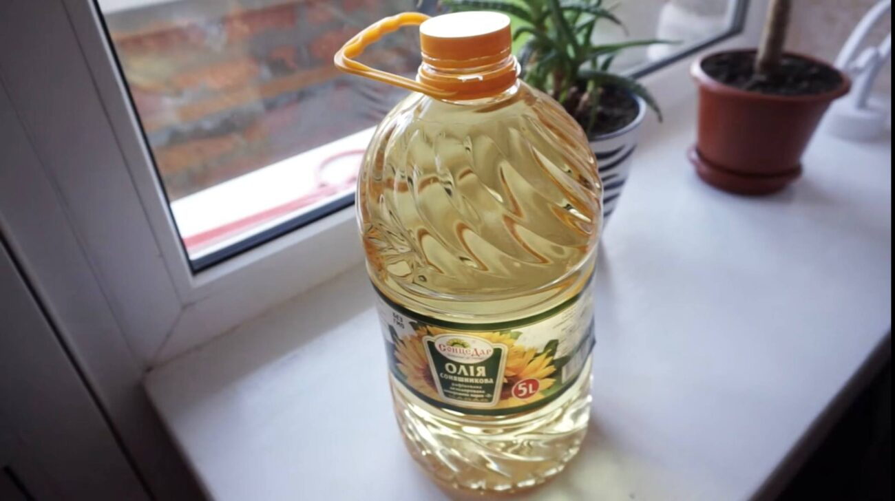 Господині розповіли, для чого потрібні прорізи в шийці пляшки з рослинною олією