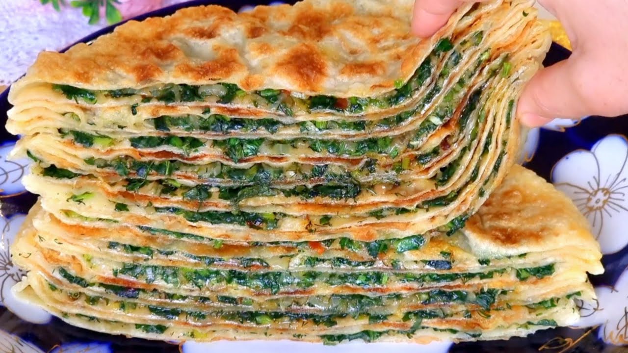 Кулінари поділилися рецептом коржиків із прісного тіста з начинкою із зелені