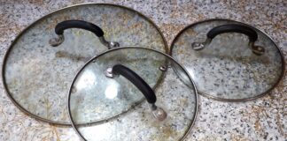 Господині розповіли, як легко та дуже швидко відмити скляну кришку від жиру