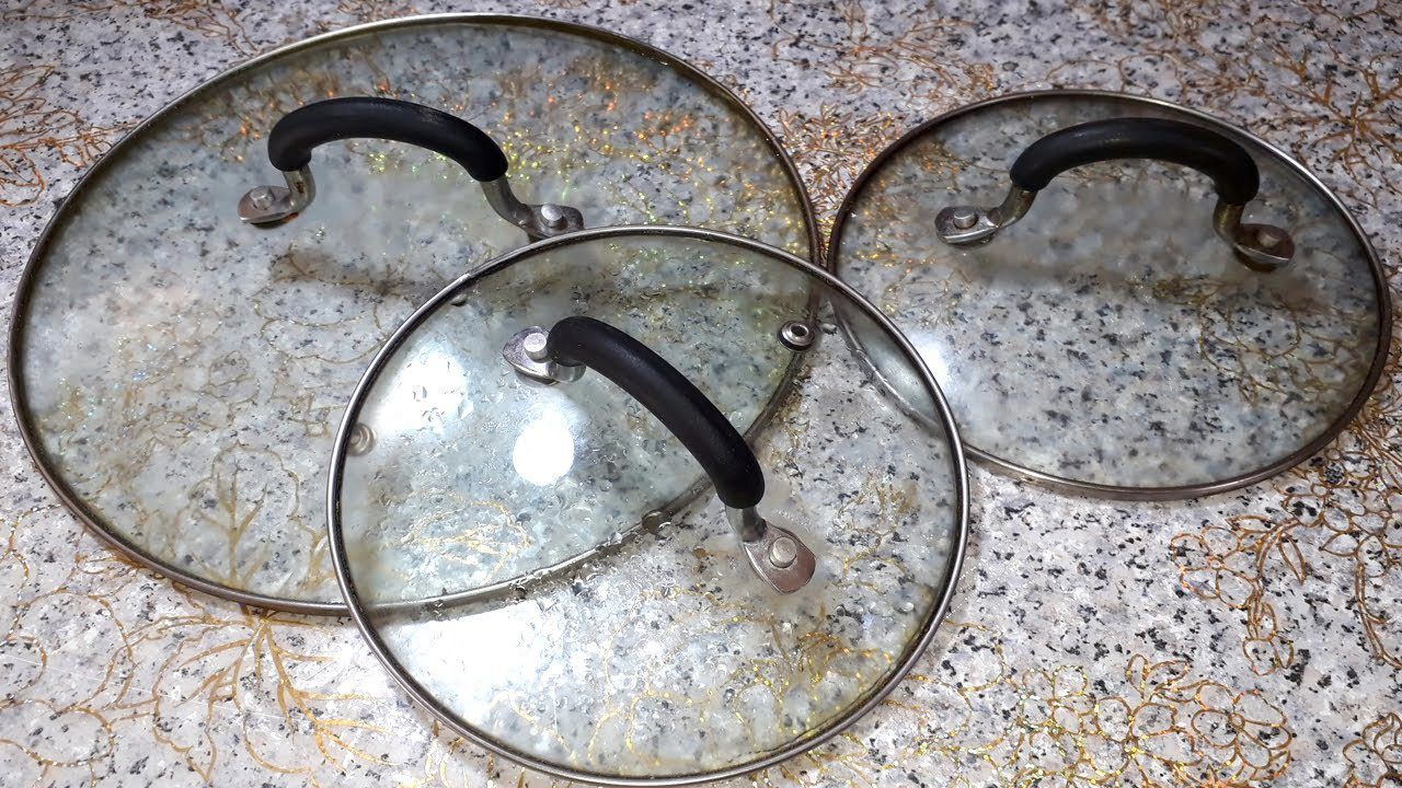 Господині розповіли, як легко та дуже швидко відмити скляну кришку від жиру