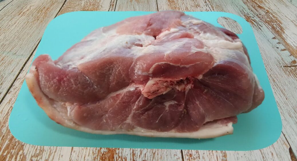 3 шеф-кухарів запитали, чому не можна мити сире м’ясо перед приготуванням: відповідь була категорична 