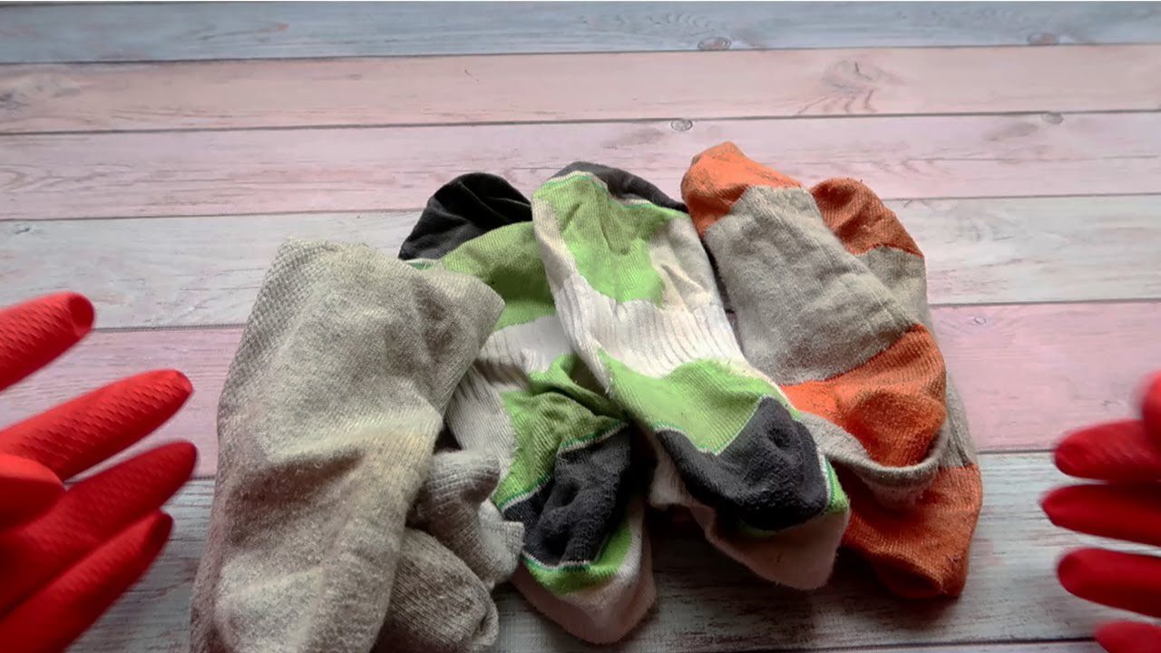 Садівники розповіли, як із користю використовувати старі шкарпетки на городі