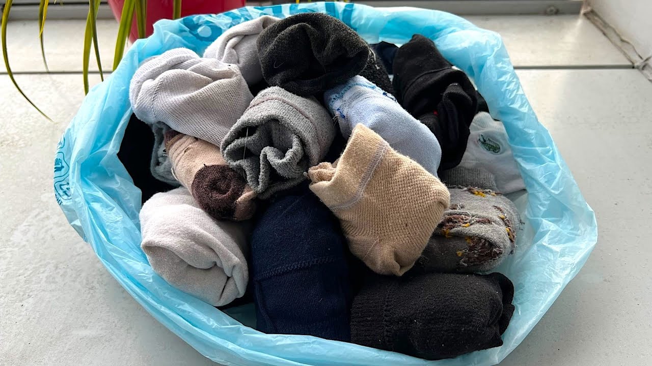 Садівники розповіли, як із користю використовувати старі шкарпетки на городі