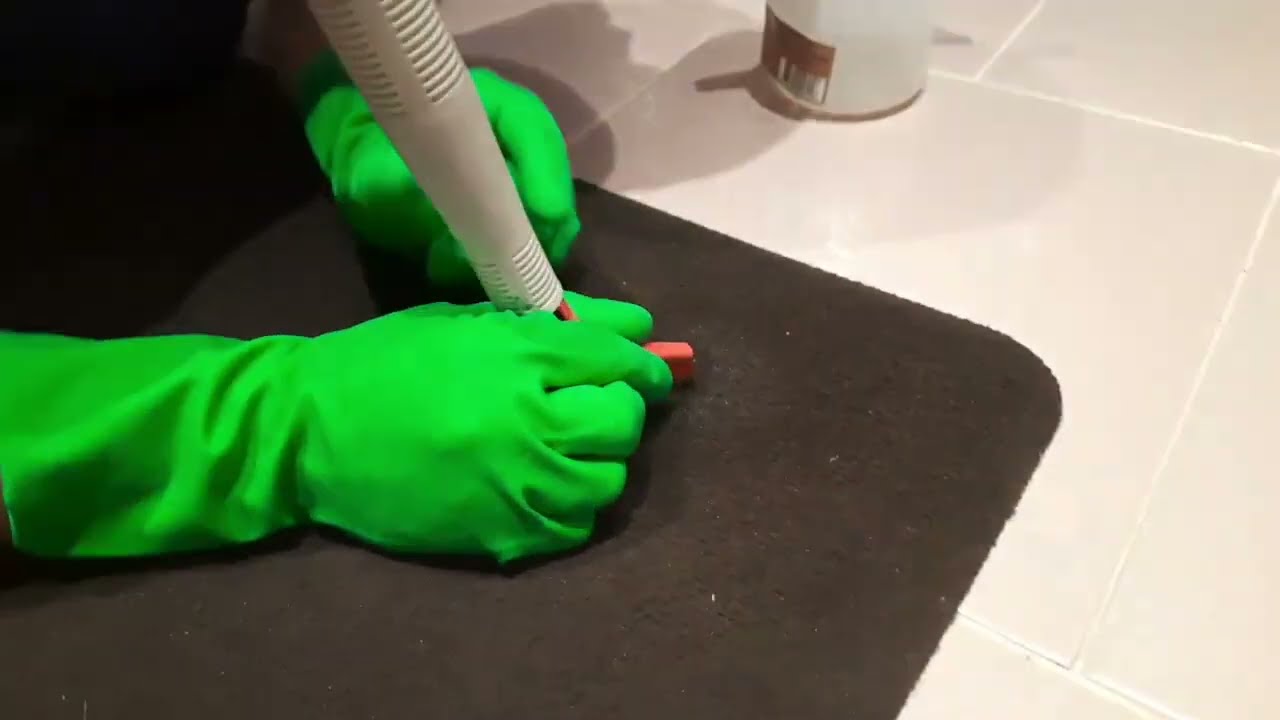 Господині розповіли, як легко та швидко видалити жуйку з килимового покриття