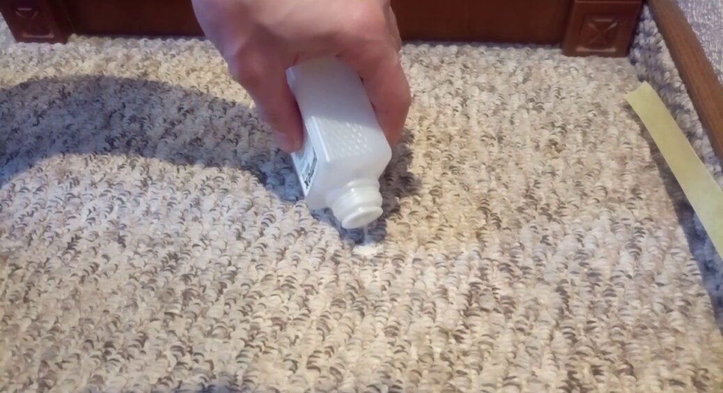 Жуйка прилипла до килима – не біда: цей 1 дуже простий засіб із косметички миттєво вирішить проблему 