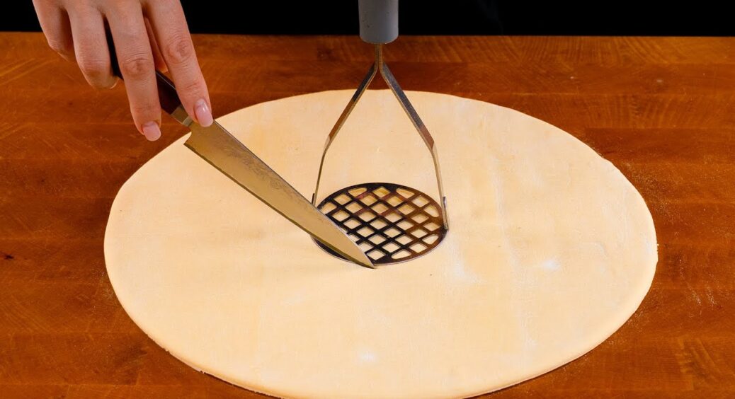 Беру 2 листи готового листкового тіста та товкачку – і пиріг-кільце готовий уже за 25 хв: неймовірно смачний 