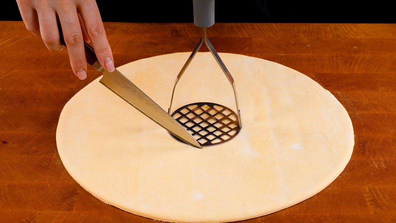 Кухарі поділилися рецептом пирога з готового листкового тіста і заморожених ягід