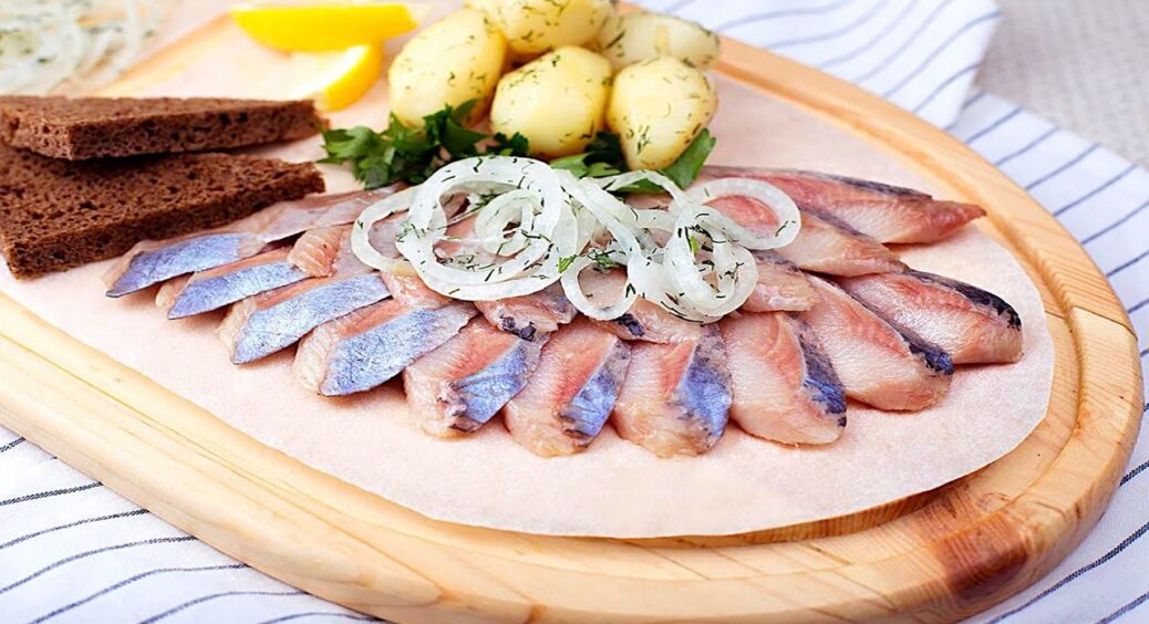 Солю оселедець за старим рецептом баби – і сім’я з’їдає по 2 рибини за вечір: бережу пропорції як зіницю ока 