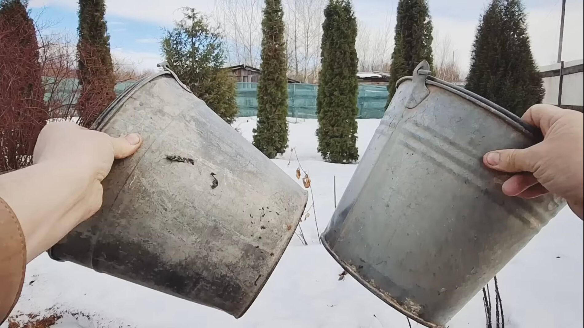 Городники назвали 3 способи застосування дірявих відер на дачі з користю