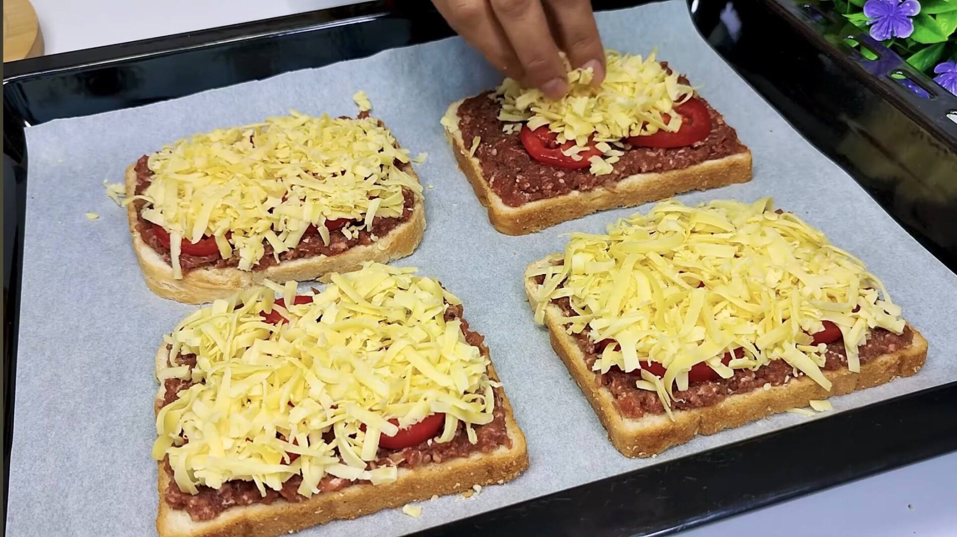 Кулінари поділилися покроковим рецептом сніданку з фаршу, сиру та хліба