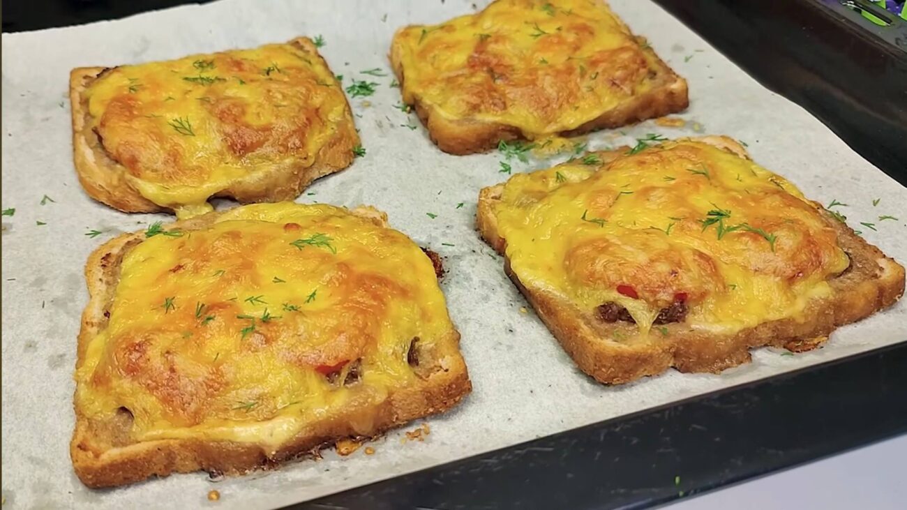 Кулінари поділилися покроковим рецептом сніданку з фаршу, сиру та хліба