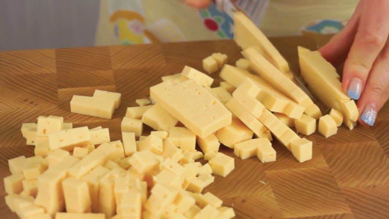 Кухарі розповіли, навіщо вмочувати ніж у гарячу воду перед нарізкою сиру і торта