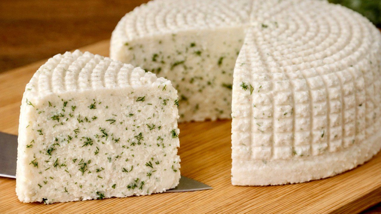 Кухарі розповіли, навіщо вмочувати ніж у гарячу воду перед нарізкою сиру і торта