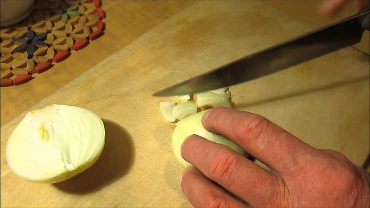 Кухарі розповіли, що зробити із цибулею перед нарізкою, щоб вона не щипала очі