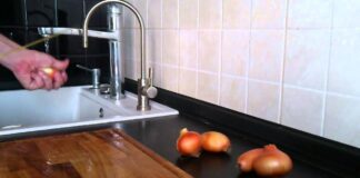 Кухарі розповіли, що зробити із цибулею перед нарізкою, щоб вона не щипала очі