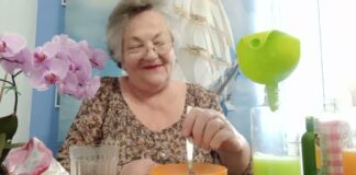 Господині розповіли, як приготувати дієвий домашній засіб для миття посуду