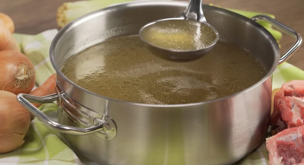 1 спеція не в той момент перетворює бульйон на мутне болото: проста дія, але помилку роблять 98% господинь 