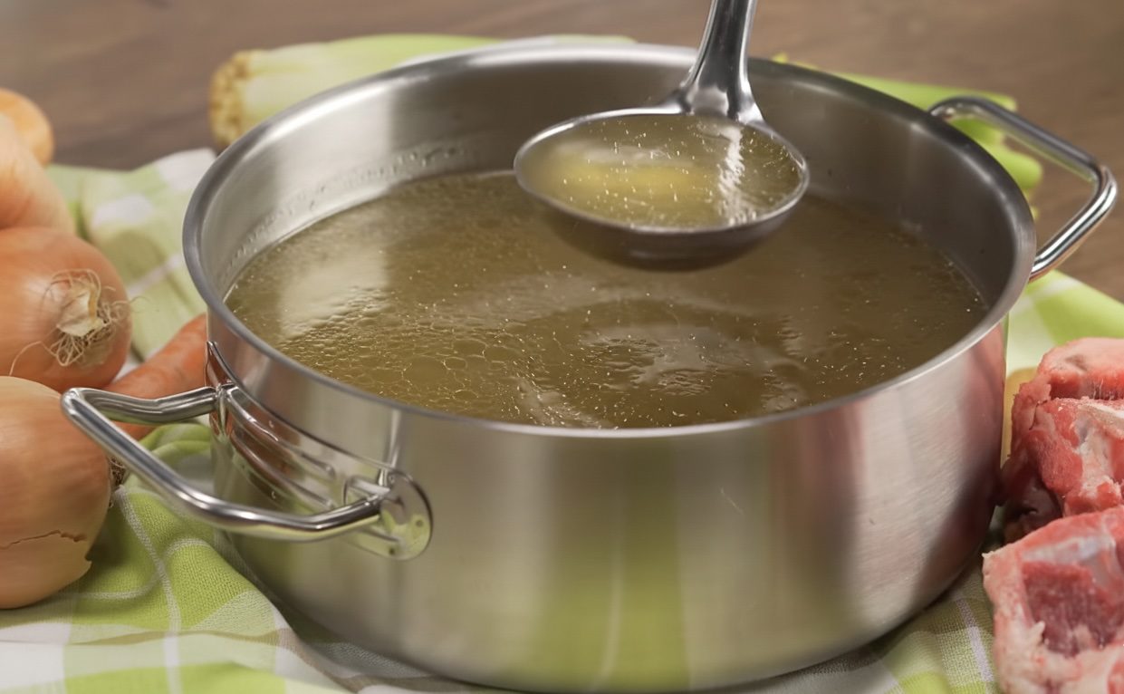 Кулінари розповіли, на яких кістках бульйон виходить найсмачнішим