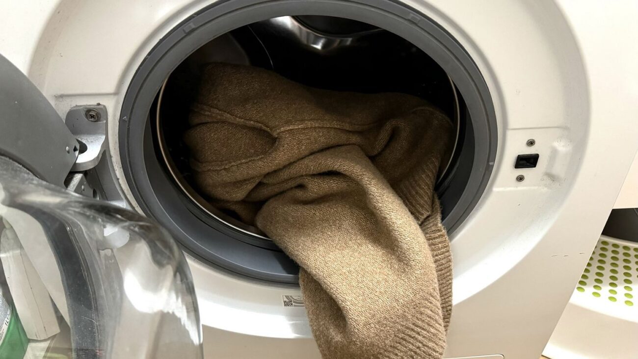 Експерти порадили, як правильно прати светри, аби вони не псувались і не сідали навіть через роки
