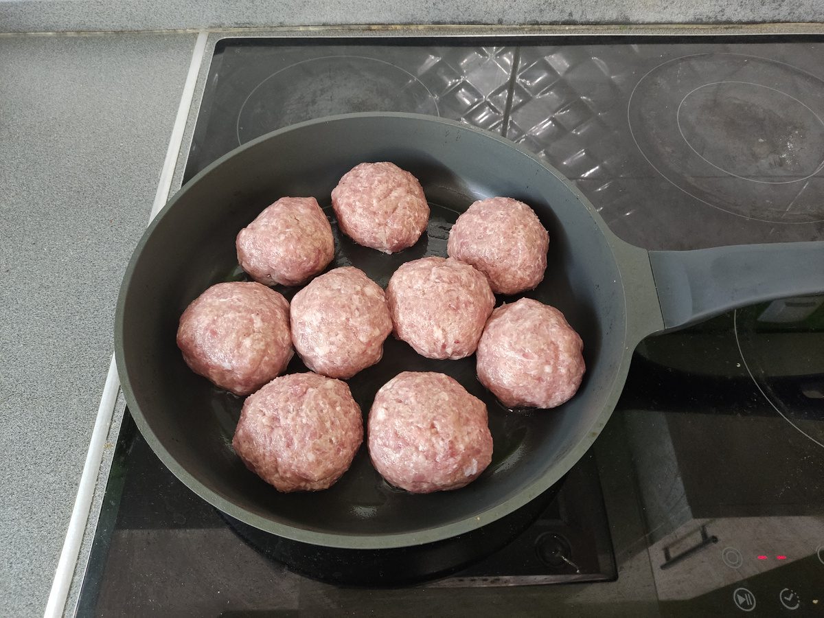 Кулінари пояснили, як правильно смажити котлети, аби вони були соковитими та насиченими