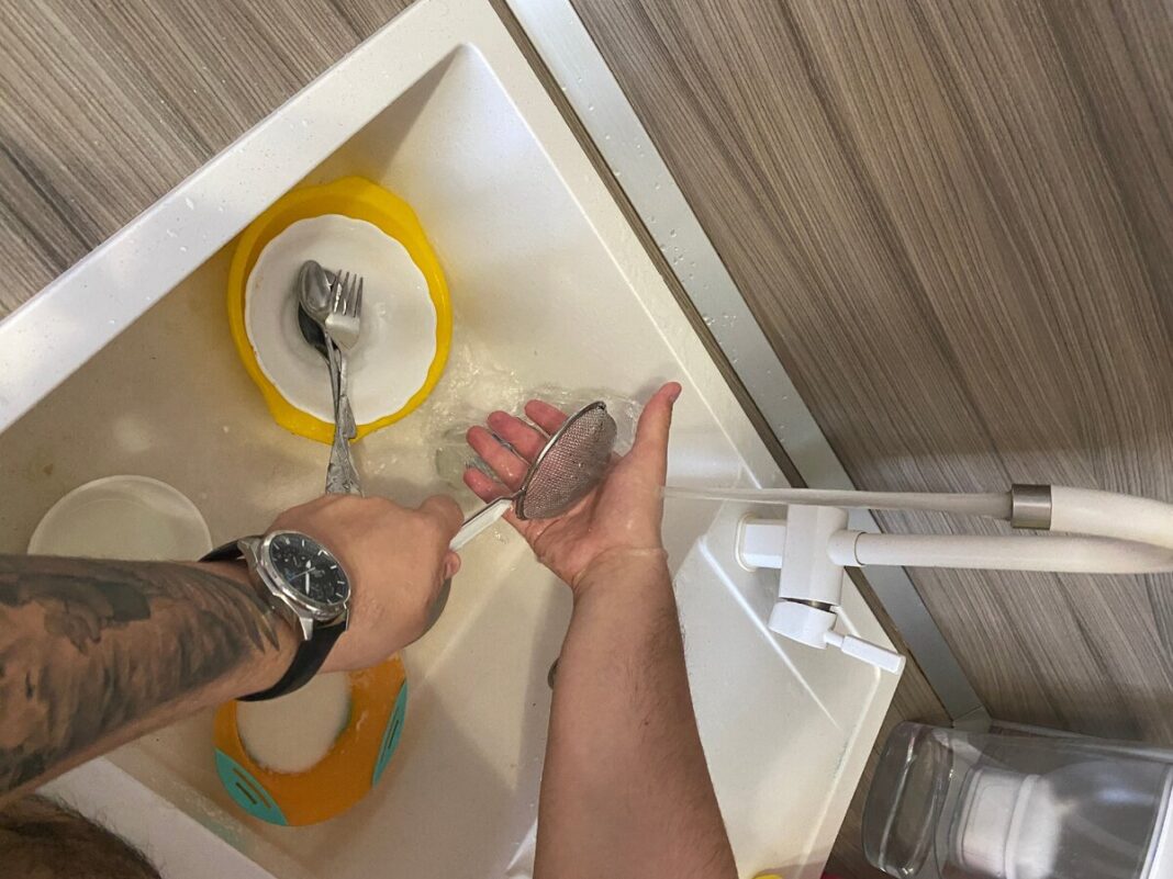 Господині порадили кращу альтернативу губці для посуду для простішого миття тарілок