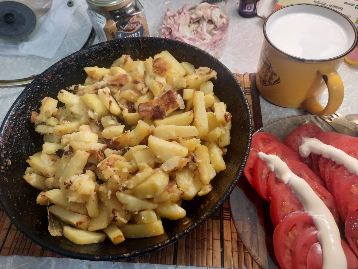 Господині розповіли, яка хитрість допоможе смажити картоплю без бризок олії та клопоту