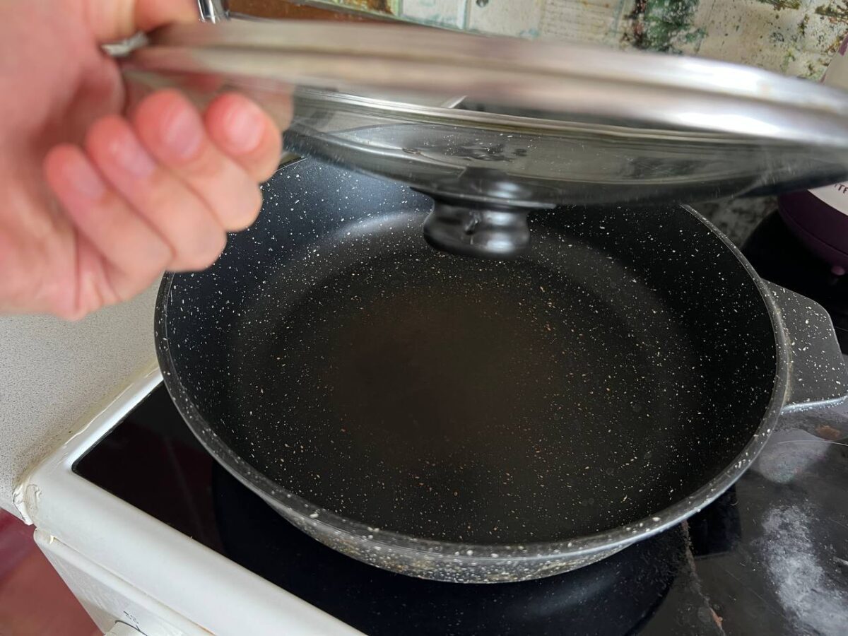 Експерти розповіли, який засіб використовувати для очищення каструлі від нагару та накипу