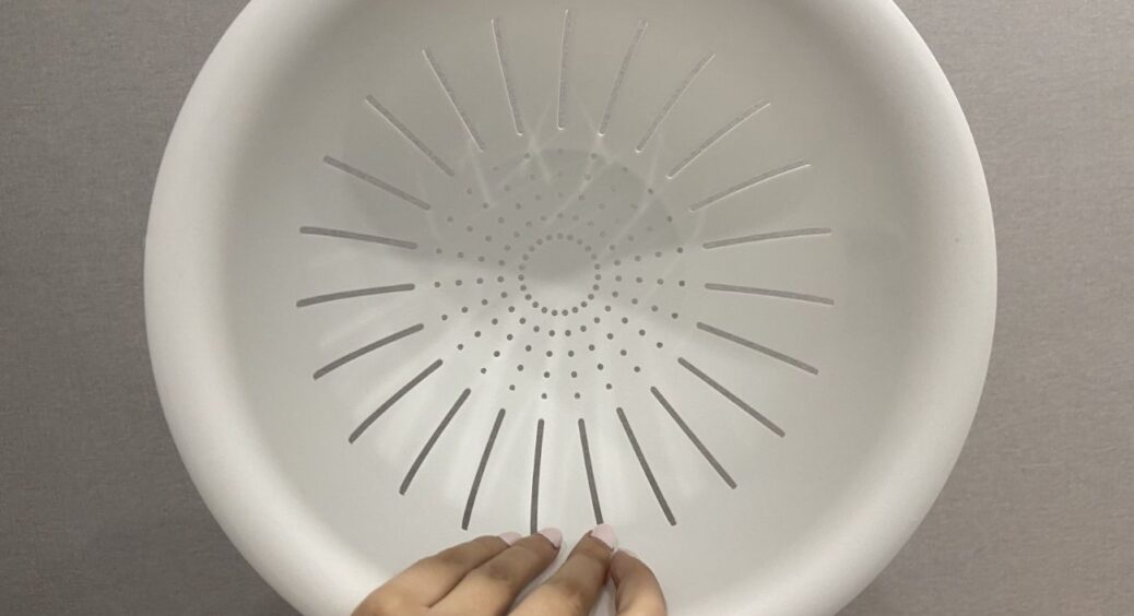 Старий пластиковий друшляк став моїм порятунком на дачі: використовую його для посіву дрібного насіння 