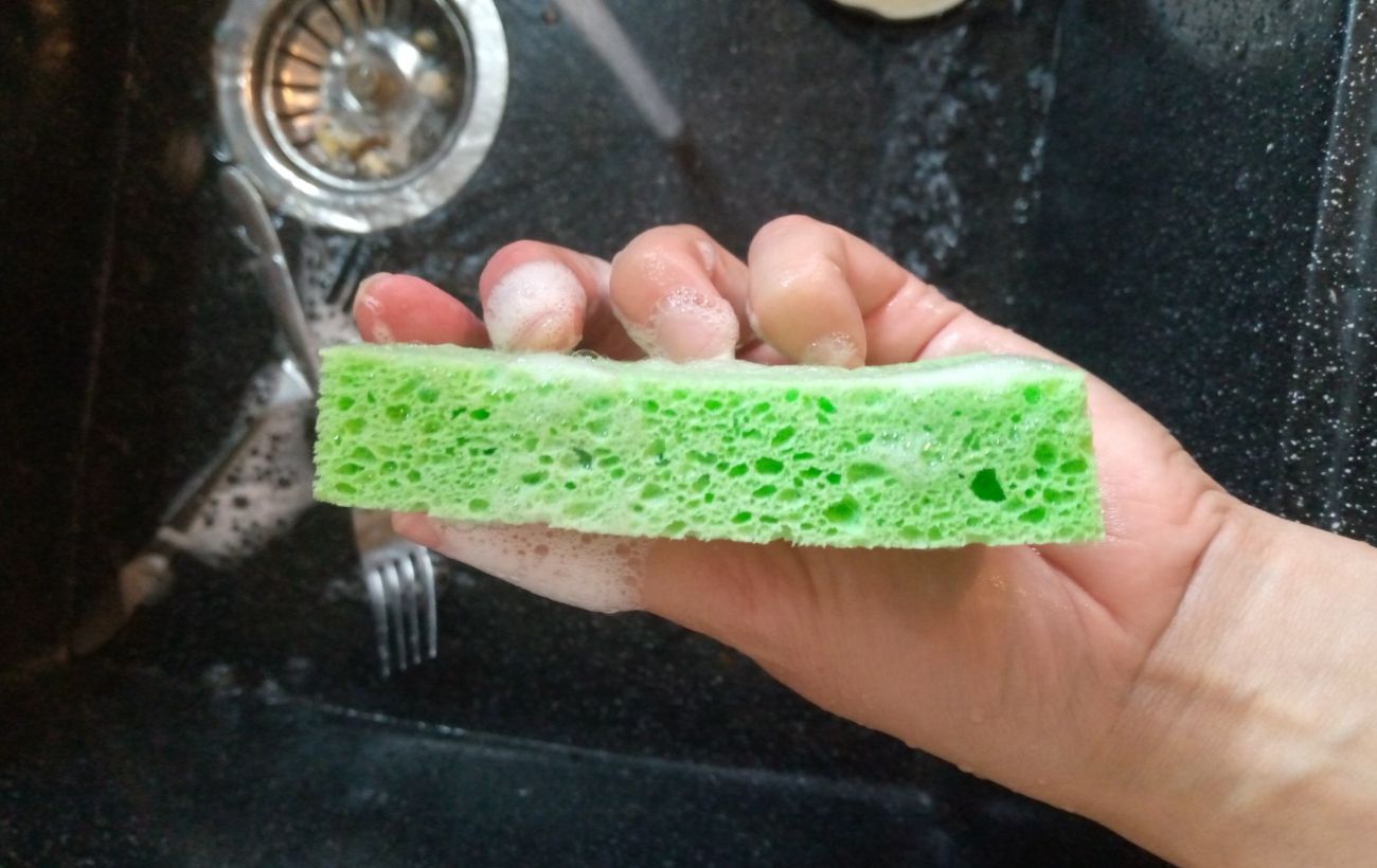 Як використовувати старі губки для посуду