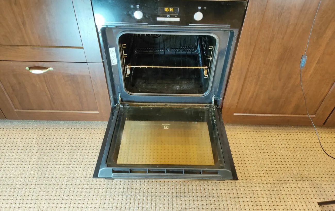 Як очистити духовку від застарілого жиру