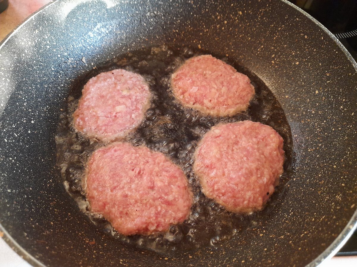 Експерти розповіли, що зробити зі сковорідкою, аби вона не диміла та смажила добре і смачно